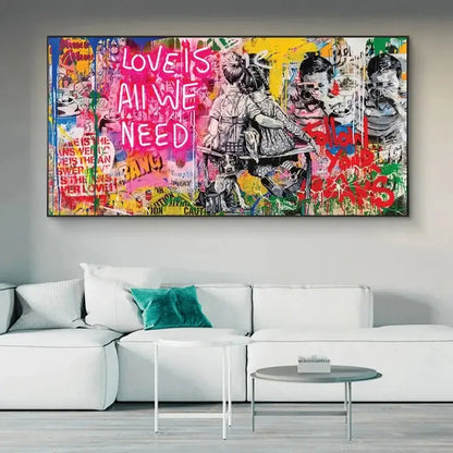 Love is all we need: quadro moderno amore con scritte stilizzate su sfondo artistico. Uno dei nostri quadri su tela più ricercati per arredi contemporanei.
