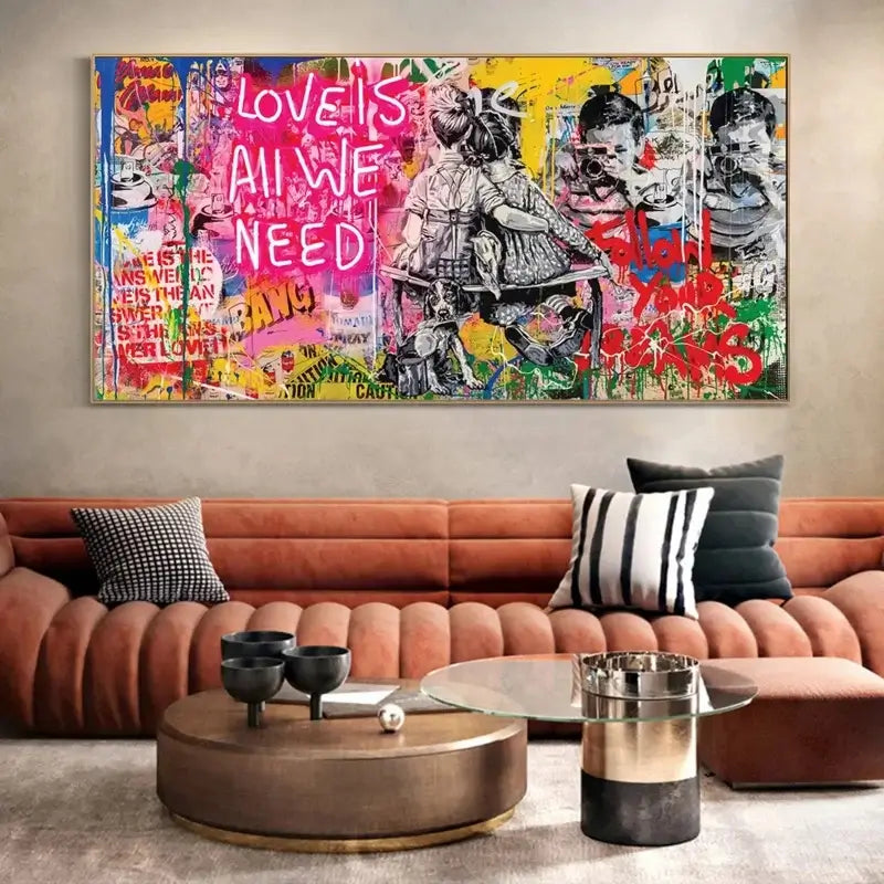 Love is all we need: quadro moderno amore con scritte stilizzate su sfondo artistico. Uno dei nostri quadri su tela più ricercati per arredi contemporanei.