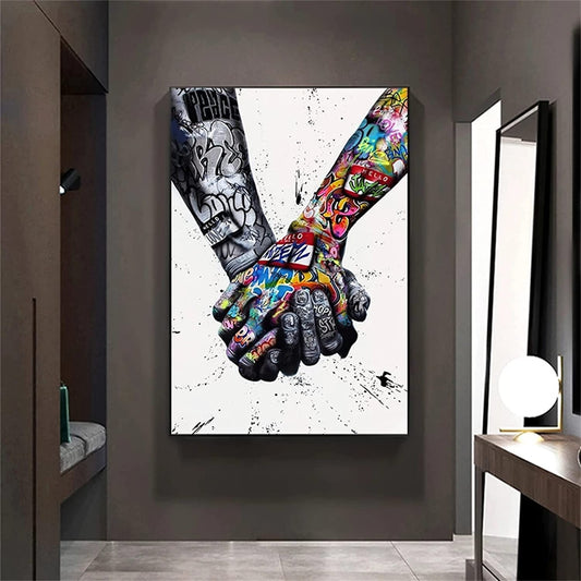 Quadro su tela “Mano nella Mano Graffiti” in stile street art, due mani che si intrecciano tra colori vivaci e scritte urbane, perfetto per un arredo emozionale