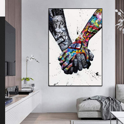 Quadro su tela “Mano nella Mano Graffiti” in stile street art, due mani che si intrecciano tra colori vivaci e scritte urbane, perfetto per un arredo emozionale