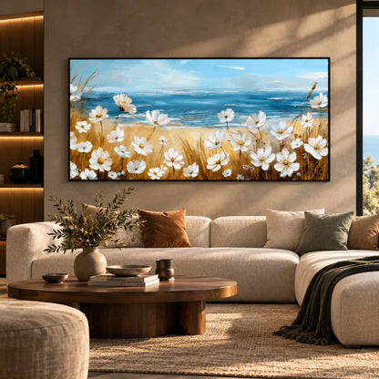 Profumo d'Estate, elegante quadro su tela moderno con cornice nera di fiori e mare con delicati fiori bianchi in primo piano e una luminosa vista sul mare. Stampa su tela panorama estivo.
