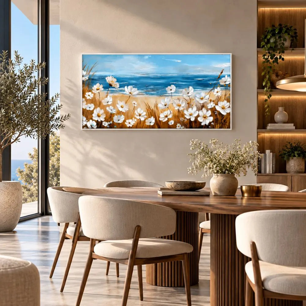 Profumo d'Estate, elegante quadro su tela moderno con cornice bianca di fiori e mare con delicati fiori bianchi in primo piano e una luminosa vista sul mare. Stampa su tela panorama estivo.
