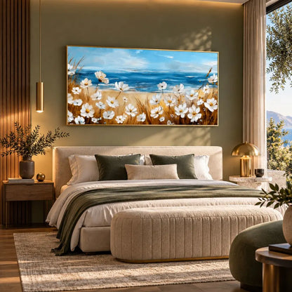 Profumo d'Estate, elegante quadro su tela moderno con cornice oro di fiori e mare con delicati fiori bianchi in primo piano e una luminosa vista sul mare. Stampa su tela panorama estivo.