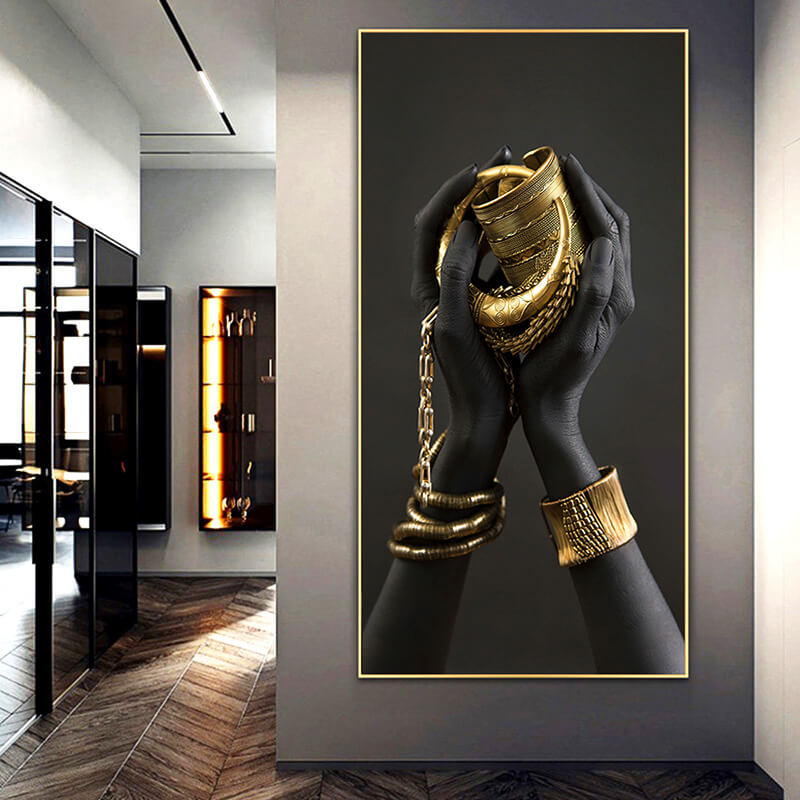 Quadro “Passione Gold” con mani nere che indossano bracciali e anelli dorati, rappresentazione di lusso e raffinatezza.