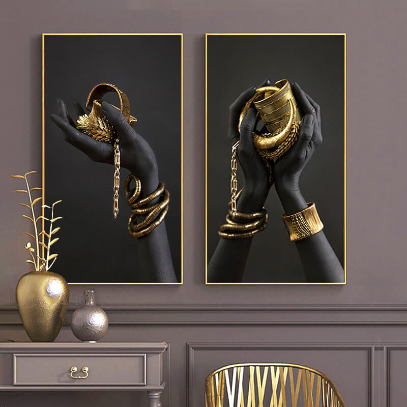 Quadro “Passione Gold” con mani nere che indossano bracciali e anelli dorati, rappresentazione di lusso e raffinatezza.