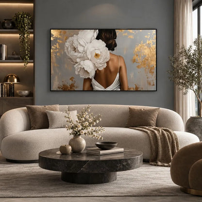 Quadro Fragranza Silente: quadro su tela con cornice nera donna di spalle peonie con vestito bianco. Stampa su tela fiori e figura femminile elegante, perfetta per la camera da letto o il salotto.