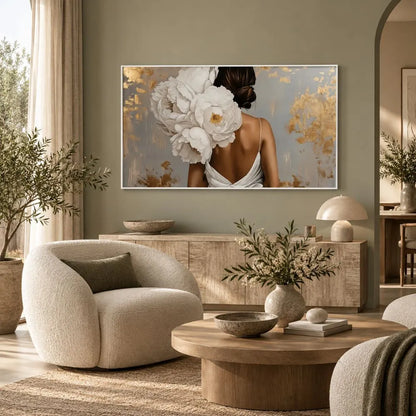 Quadro Fragranza Silente: quadro su tela con cornice bianca donna di spalle peonie con vestito bianco. Stampa su tela fiori e figura femminile elegante, perfetta per la camera da letto o il salotto.