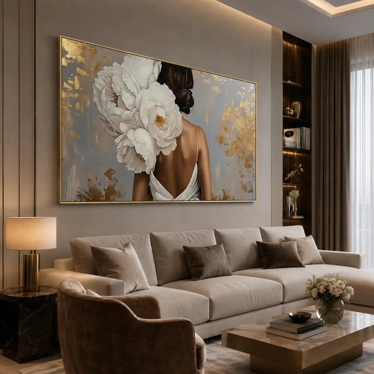 Quadro Fragranza Silente: quadro su tela con cornice oro donna di spalle peonie con vestito bianco. Stampa su tela fiori e figura femminile elegante, perfetta per la camera da letto o il salotto, vista laterale.