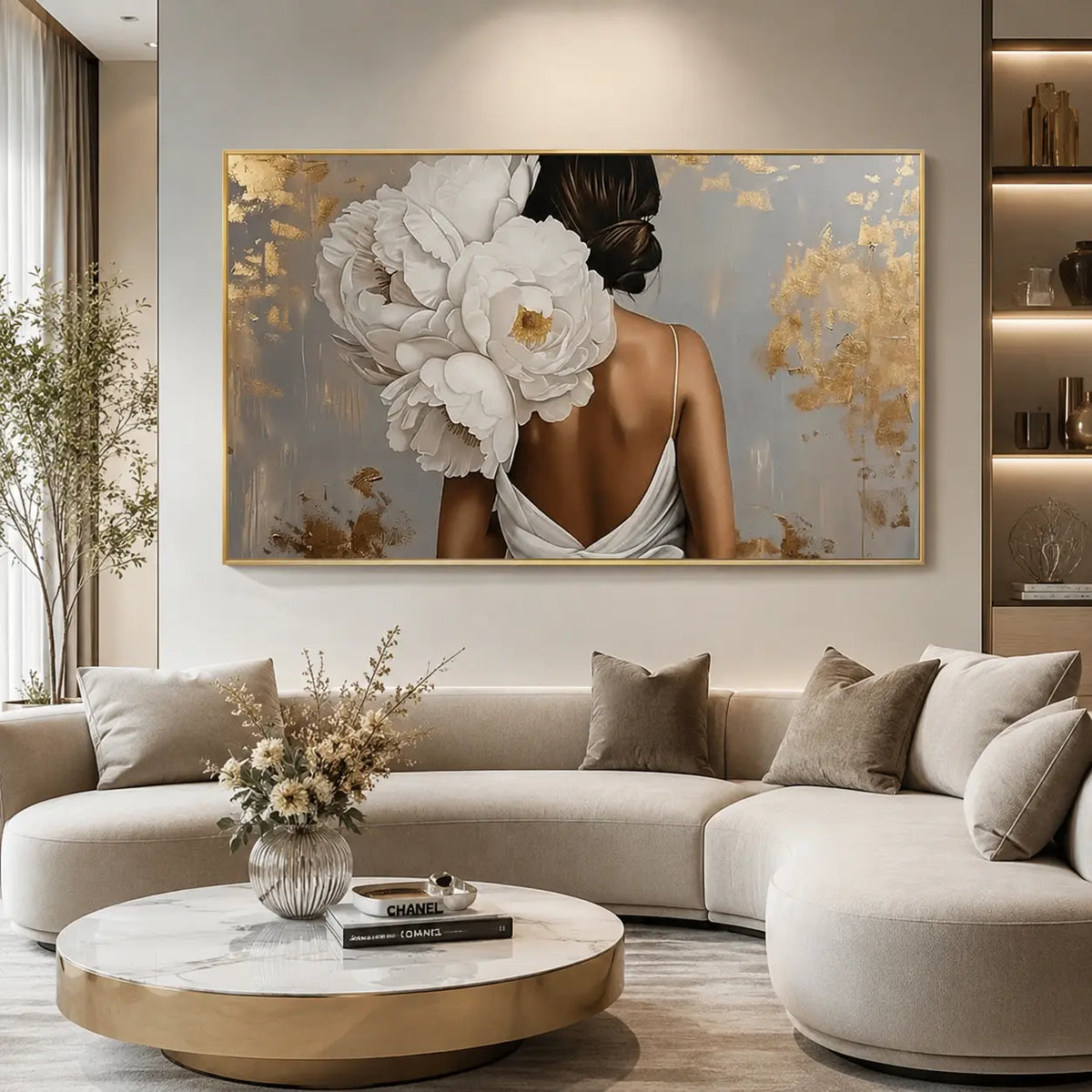 Quadro Fragranza Silente: quadro su tela con cornice oro donna di spalle peonie con vestito bianco. Stampa su tela fiori e figura femminile elegante, perfetta per la camera da letto o il salotto.