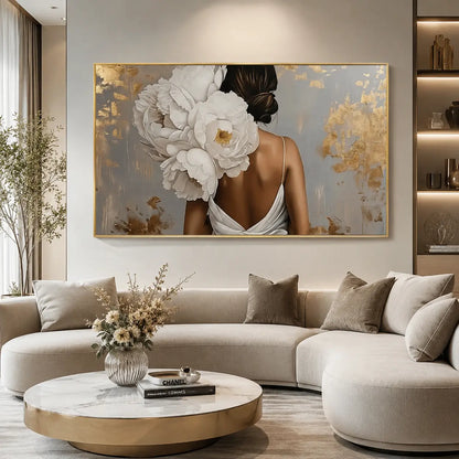 Quadro Fragranza Silente: quadro su tela con cornice oro donna di spalle peonie con vestito bianco. Stampa su tela fiori e figura femminile elegante, perfetta per la camera da letto o il salotto.