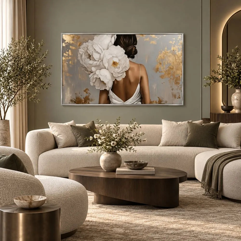 Quadro Fragranza Silente: quadro su tela con cornice argento donna di spalle peonie con vestito bianco. Stampa su tela fiori e figura femminile elegante, perfetta per la camera da letto o il salotto.