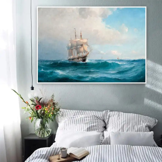 Quadro di un veliero a tre alberi con le vele spiegate che naviga su un mare agitato con onde verdi e bianche, sotto un cielo nuvoloso con sprazzi di azzurro.