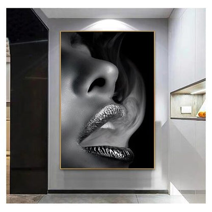 Quadro “Labbra Sexy” appeso in ambiente moderno: contrasto tra labbra grigie e fondo nero, effetto di fumo elegante.
