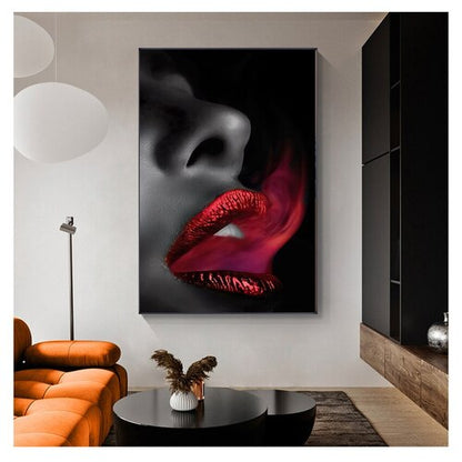 Quadro “Labbra Sexy” appeso in ambiente moderno: contrasto tra labbra rosse e fondo nero, effetto di fumo rosso elegante.