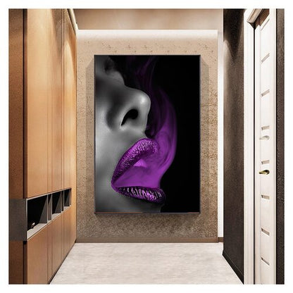 Quadro “Labbra Sexy” appeso in ambiente moderno: contrasto tra labbra viola e fondo nero, effetto di fumo elegante.