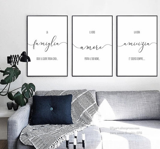 Set di 3 quadri su tela Amicizia Amore Famiglia esposto in soggiorno moderno con arredamento minimal.