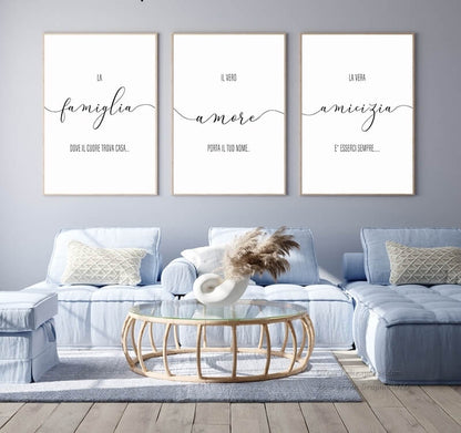 Set di 3 quadri su tela Amicizia Amore Famiglia esposto in soggiorno moderno con arredamento minimal.