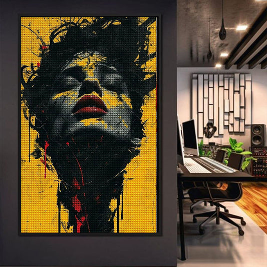 Quadro “Anima Invisibile”: volto femminile astratto con lineamenti neri su sfondo giallo su tela.