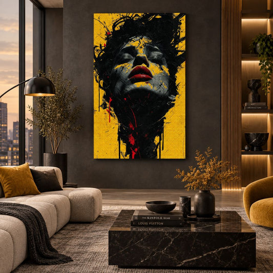 Quadro “Anima Invisibile”: volto femminile astratto con lineamenti neri su sfondo giallo su tela.