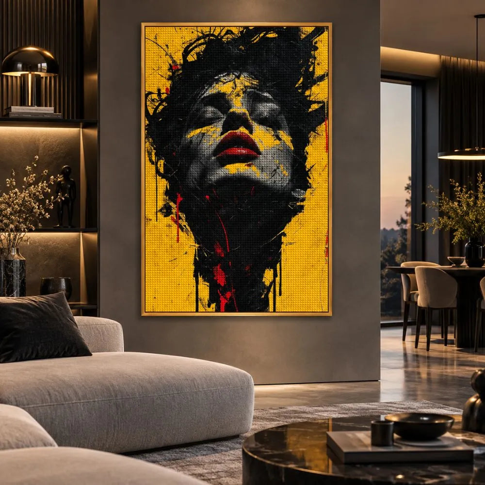 Quadro con cornice oro “Anima Invisibile”: volto femminile astratto con lineamenti neri su sfondo giallo su tela.