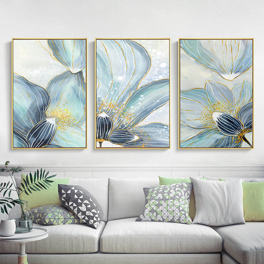 Trittico "Armonia Floreale": fiori blu pastello con dettagli dorati su sfondo grigio chiaro su tela.