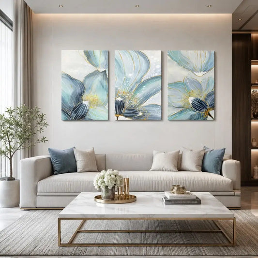 Trittico "Armonia Floreale": fiori blu pastello con dettagli dorati su sfondo grigio chiaro su tela.