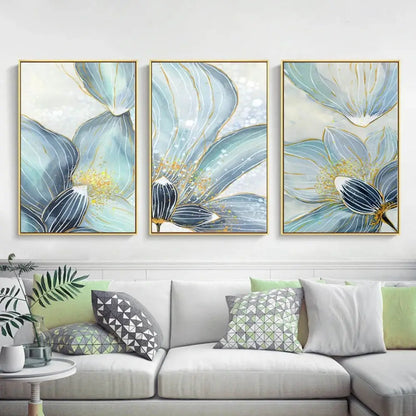 Trittico "Armonia Floreale": fiori blu pastello con dettagli dorati su sfondo grigio chiaro su tela.