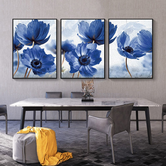 Trittico "Botanica Floreale Blu": fiori blu realistici su sfondo Chiaro su tela.