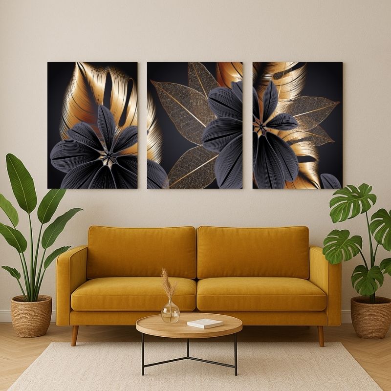 Set di tre quadri “Essenza Floreale”: fiori stilizzati su sfondo nero con petali grigi e sfumature oro.