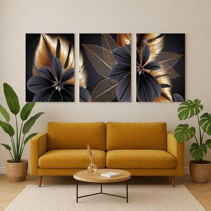 Set di tre quadri “Essenza Floreale”: fiori stilizzati su sfondo nero con petali grigi e sfumature oro.