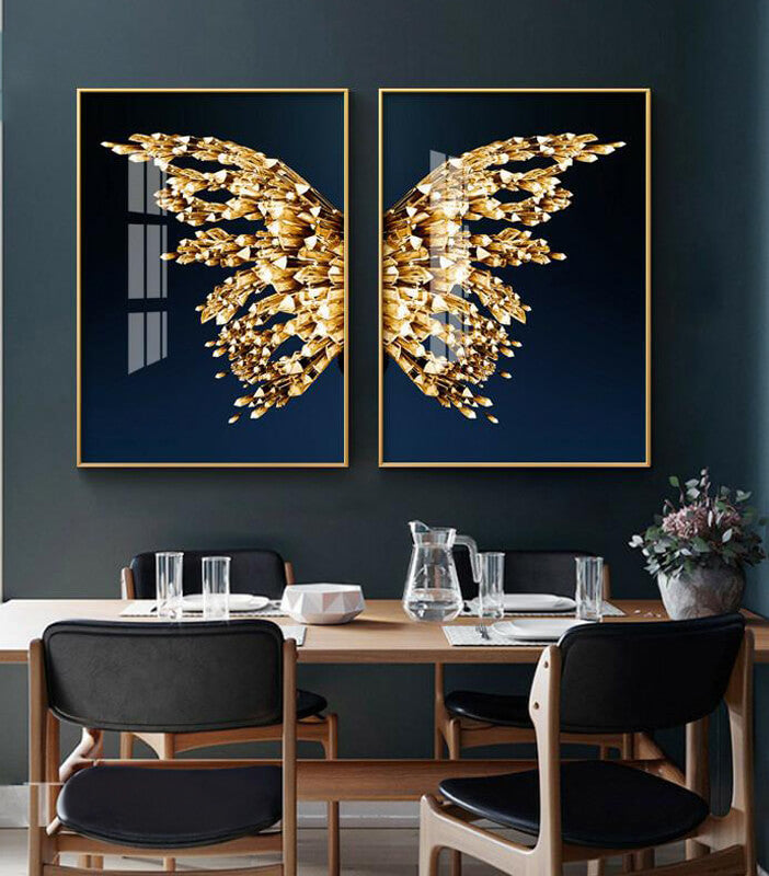 Quadro “Farfalla d'Oro” appeso in soggiorno moderno: ali dorate che risaltano su parete blu scuro, effetto elegante e raffinato.