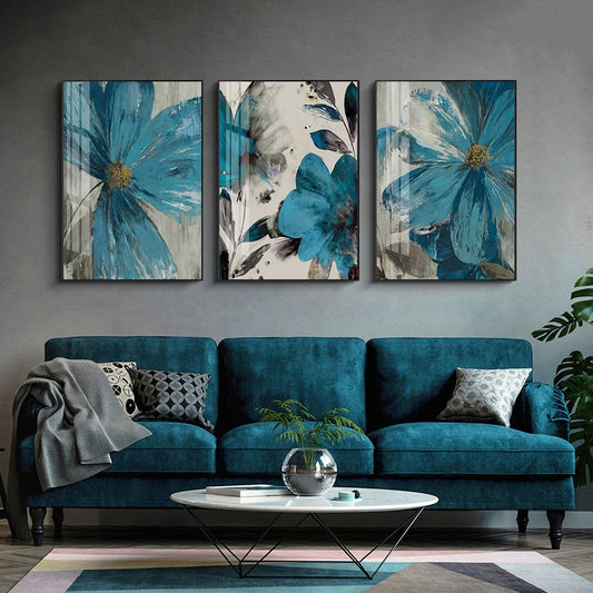 Trittico “Floreale Vintage”: fiori blu pastello e polline giallo su sfondo grigio astratto su tela.