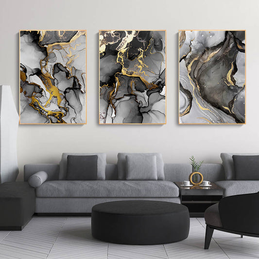 Set di tre quadri “Marmo Astratto”: venature in grigio, nero e oro su tela moderna.