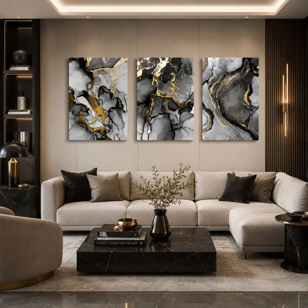 Set di tre quadri “Marmo Astratto”: venature in grigio, nero e oro su tela moderna.