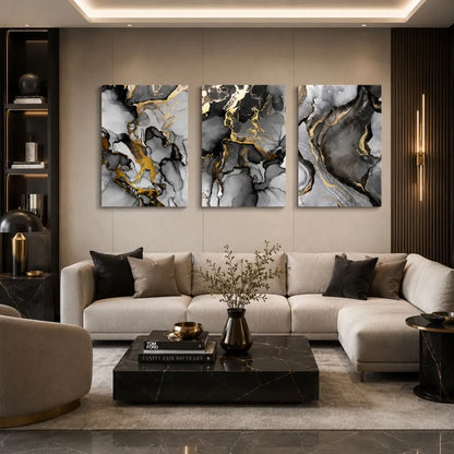Set di tre quadri “Marmo Astratto”: venature in grigio, nero e oro su tela moderna.