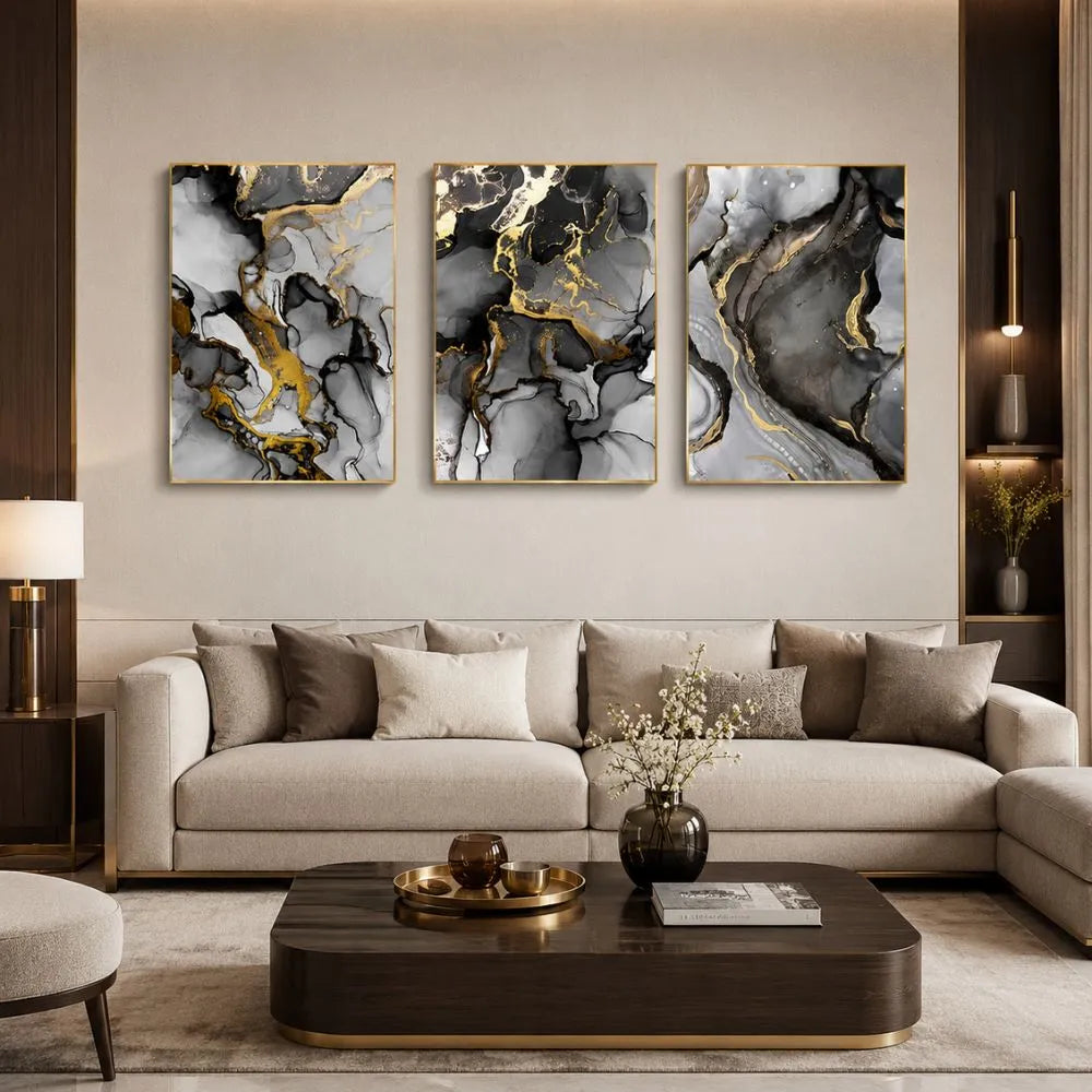Set di tre quadri “Marmo Astratto”: venature in grigio, nero e oro su tela moderna.