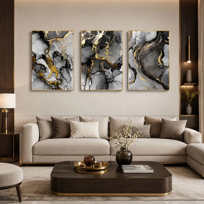 Set di tre quadri “Marmo Astratto”: venature in grigio, nero e oro su tela moderna.