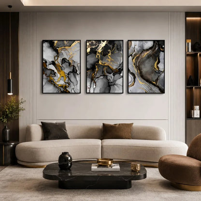 Set di tre quadri “Marmo Astratto”: venature in grigio, nero e oro su tela moderna.
