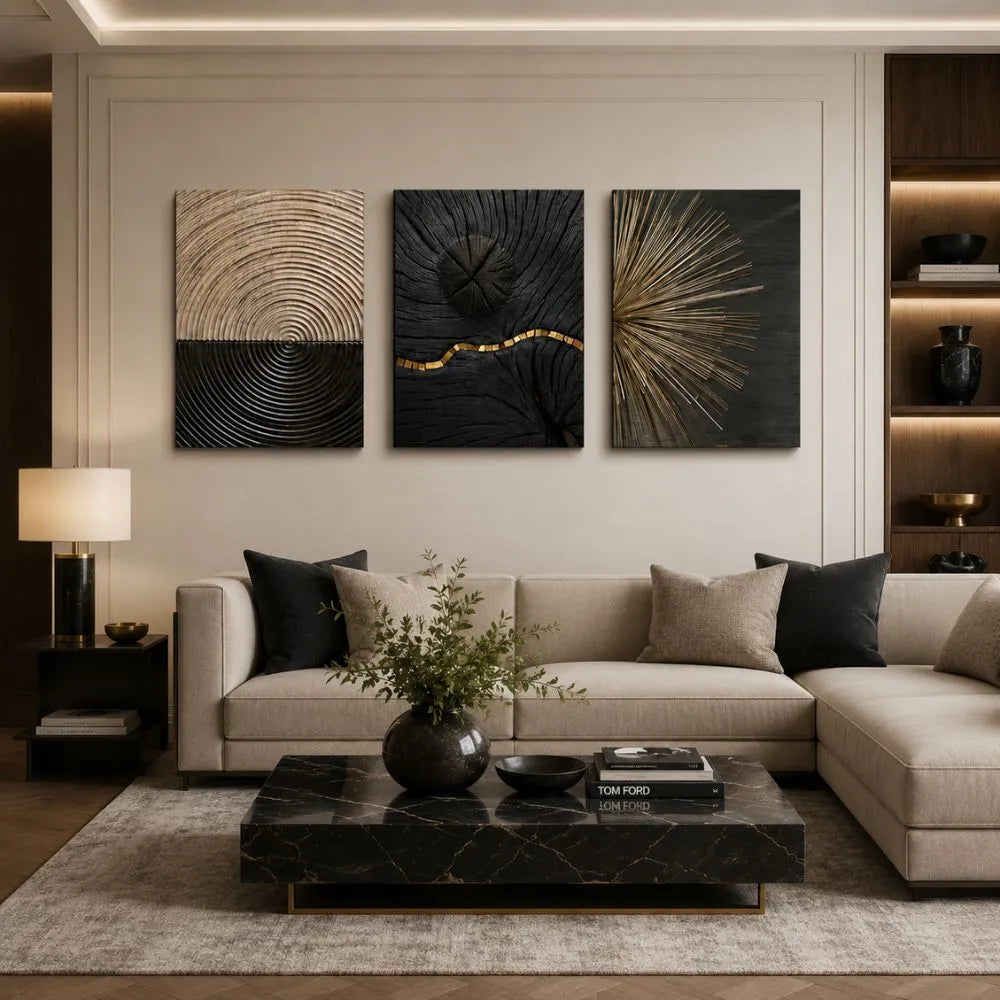Set "Minimalista Retrò" appeso in soggiorno: trittico di quadri su tela con design astratto elegante.