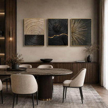Set "Minimalista Retrò" appeso in soggiorno: trittico di quadri su tela con design astratto elegante.