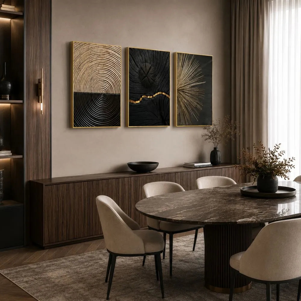 Set "Minimalista Retrò" appeso in soggiorno: trittico di quadri su tela con design astratto elegante.