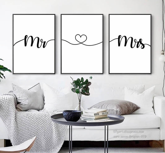 Trittico Mr & Mrs: scritta nera su sfondo bianco con cuore centrale, stile minimal.