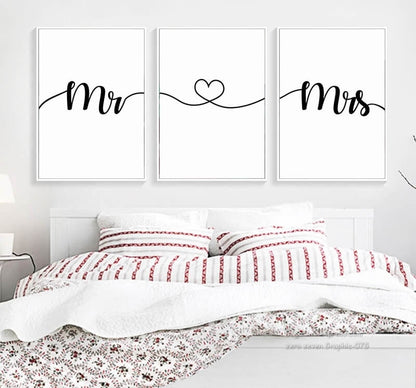 Trittico Mr & Mrs: scritta nera su sfondo bianco con cuore centrale, stile minimal.