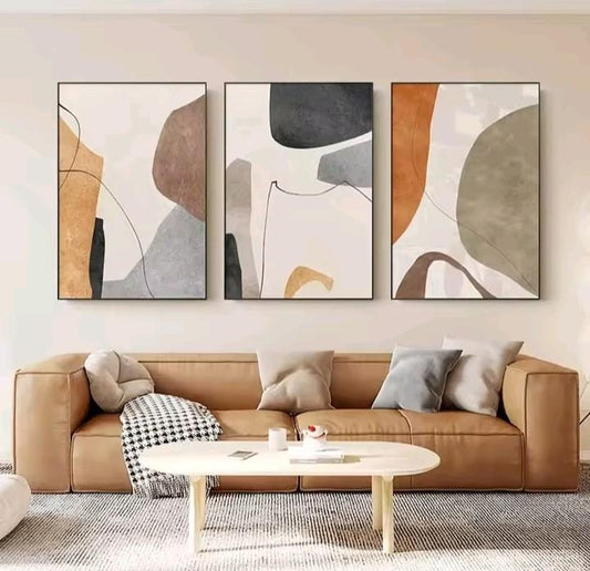 Trittico decorativo “Oltre la Forma” appeso in soggiorno moderno: quadri su tela con effetto artistico astratto.