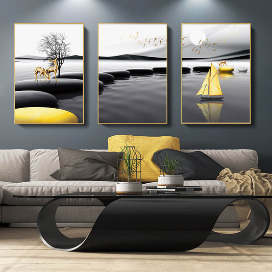 Quadro “Sere in Giallo” appeso in soggiorno moderno: cervi dorati emergono dal bianco e nero circostante.