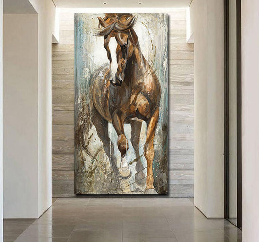 Quadro “Spirito Libero” appeso in un ambiente moderno, con il cavallo stilizzato che cattura l’attenzione.