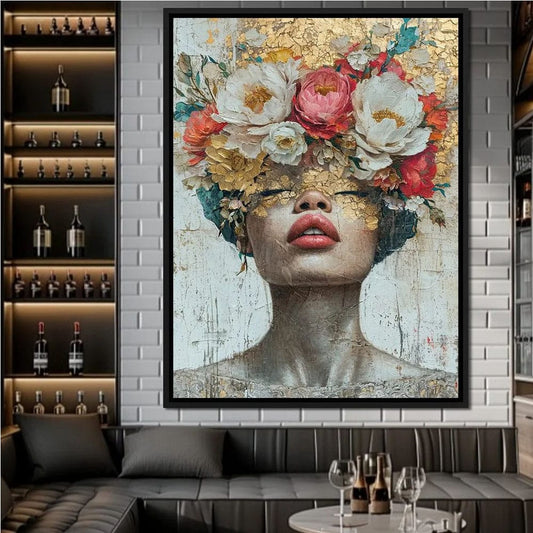 Ritratto di donna con cappello elegante, occhi coperti da fiori colorati, atmosfera poetica e misteriosa