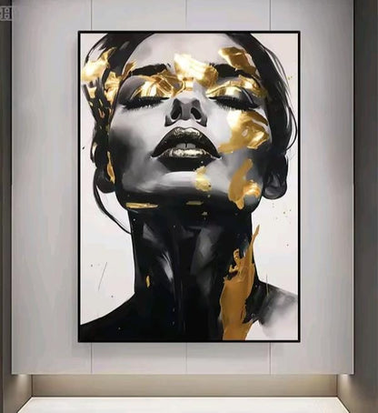 Quadro moderno con sfumature dorate e volto femminile, design elegante e raffinato, ideale per ambienti contemporanei.
