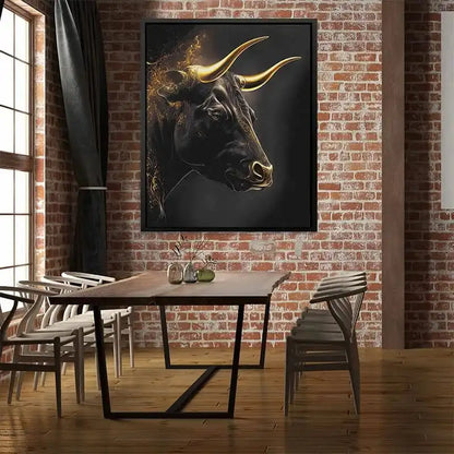Quadro su tela 'Golden Bull' con immagine di un toro dorato su sfondo scuro, ideale per un arredamento moderno e sofisticato.