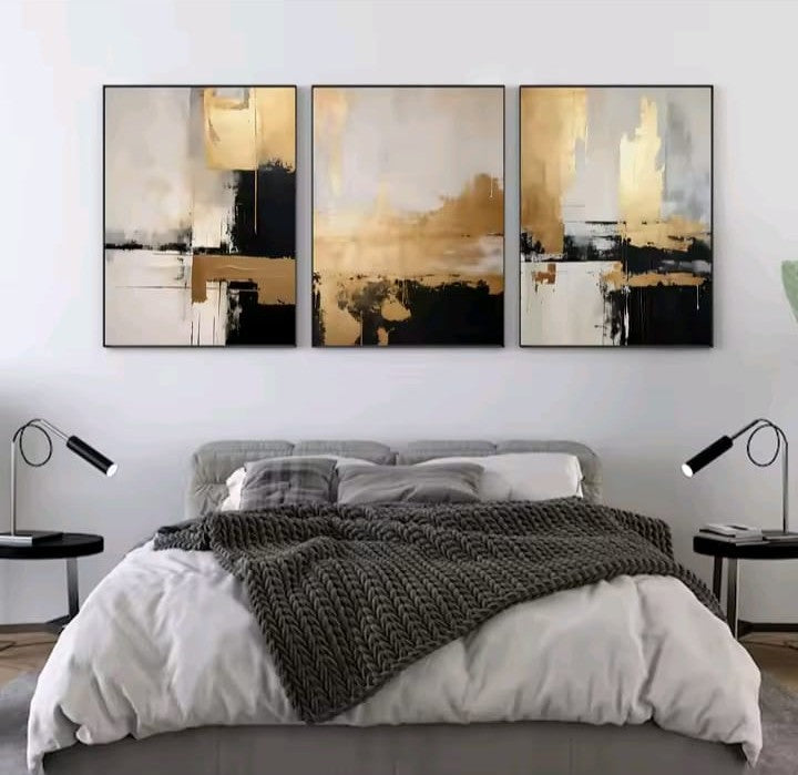Trittico Abisso Dorato: quadro astratto oro nero beige con pennellate ampie e forme geometriche fluide. Trittico moderno camera da letto lusso dai toni neutri e dorati.